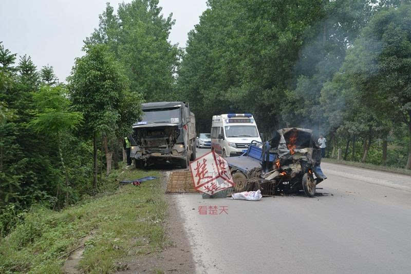 咸宁市嘉鱼县214省道官桥镇附近发生车祸,一辆大货车与一辆三轮车相撞