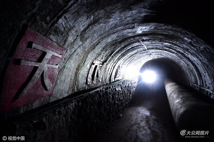 济南:防空洞保留历史遗迹 暖气管道借路穿行