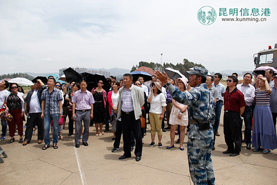 昆明市級機關工委與空軍95526部隊聯合舉辦國防教育體驗日活動