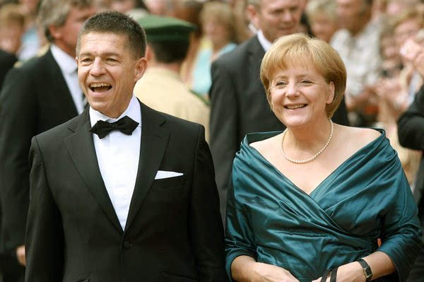 默克尔赴日参加g7峰会 十年来首度携丈夫出访