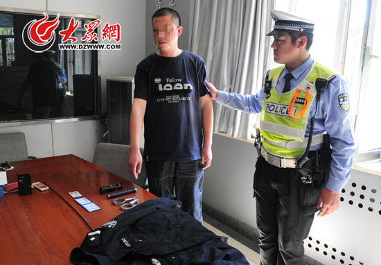 男子酒驾扣证期间开车被查 后备箱翻出警服手铐