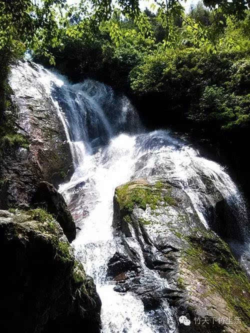 1永安洋峰情人谷瀑布感受着水声的宣泄和水珠的清凉吧!