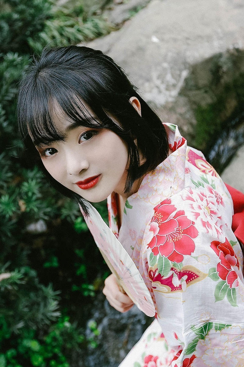 日本短发和服红唇美女