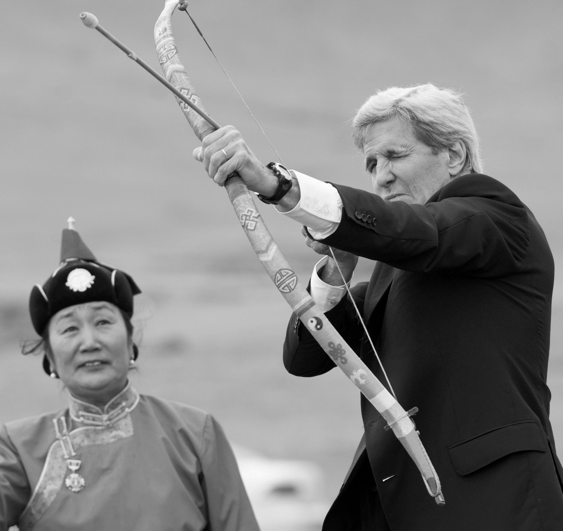 5日,克里在蒙古国那达慕活动上射箭