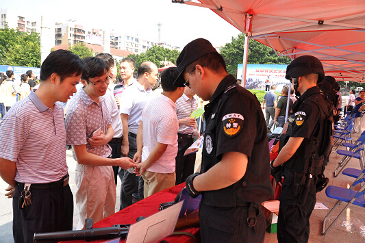 南雄市公安局开展反恐怖主义法主题宣传活动