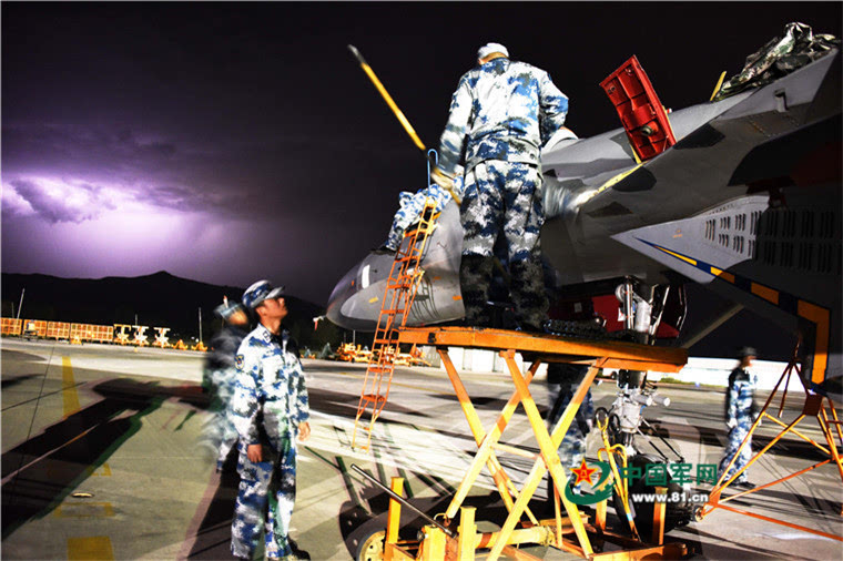 空軍航空兵某團組織夜間對抗訓練(圖)