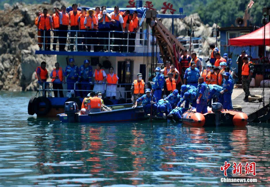 6月7日中午,四川广元市白龙湖游船翻船事故沉船位置附近水域,水下机器