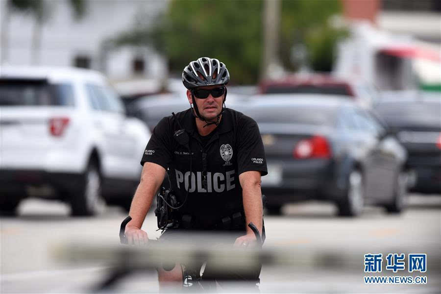 6月12日,在美国佛罗里达州奥兰多市,警察在枪击案现场附近工作