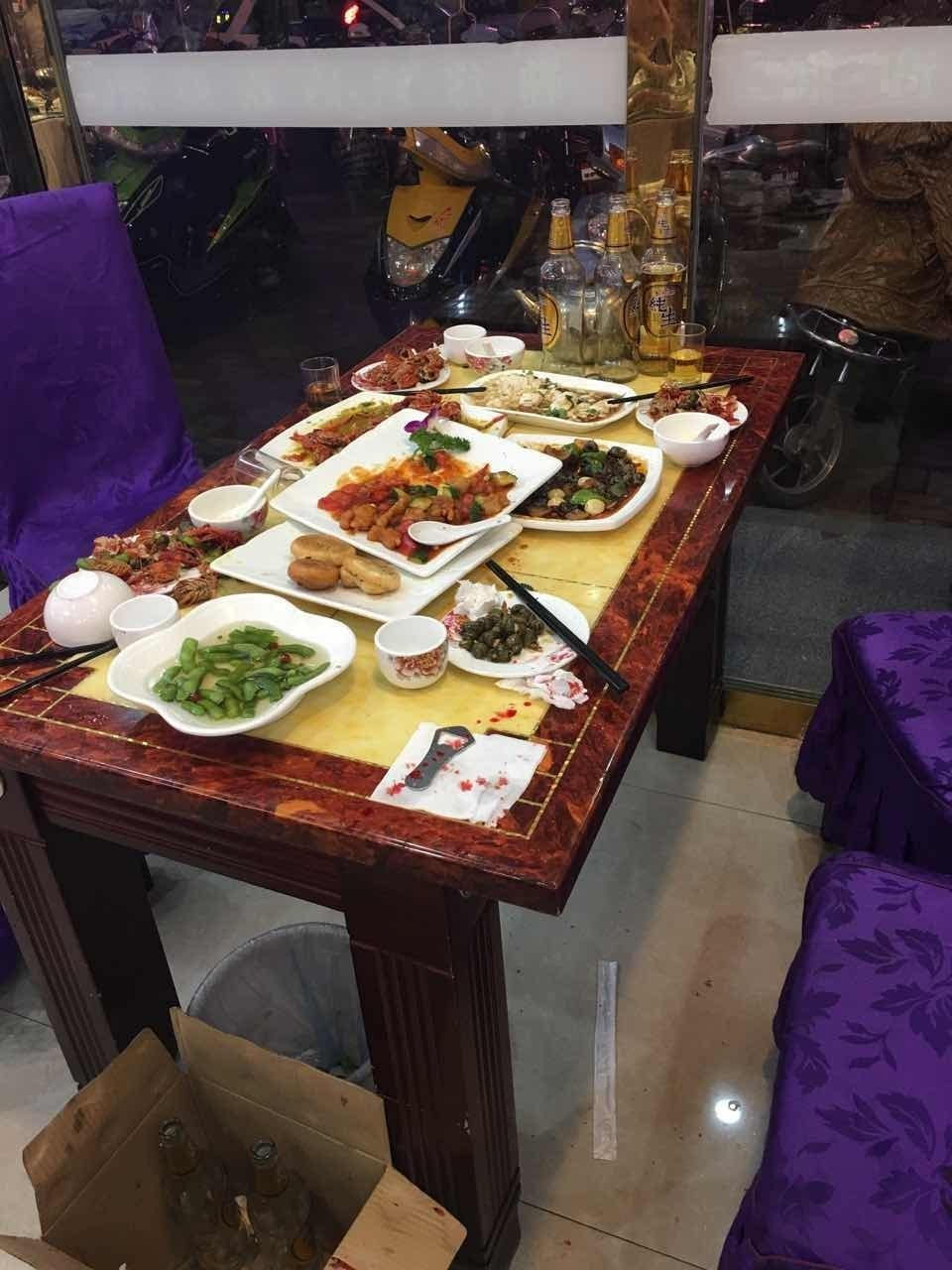 晚上在饭店吃饭的照片图片