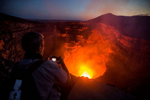 火山爆发岩浆翻腾映亮天空 大胆游客火山口自拍(图)