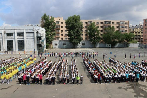 6月14日,哈尔滨市香坊区119中学开展了安全疏散暨宿舍逃生活动