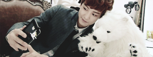 粉丝们都知道,exo的成员都很有礼貌,尤其是自带暖男体质的灿烈,和他