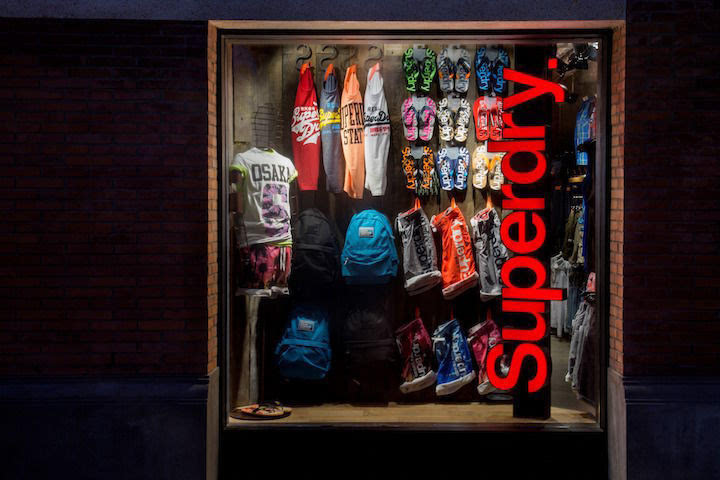 英国潮牌 superdry 的中国首店,开在了迪士尼小镇