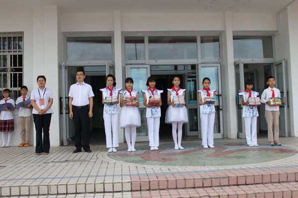 2016年5月,上海援疆干部了解到克拉玛依白碱滩区第十六小学,第二十