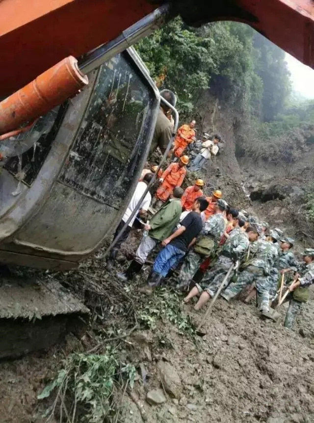 镇雄赤水源山体滑坡两人被埋 已找到一人遗体