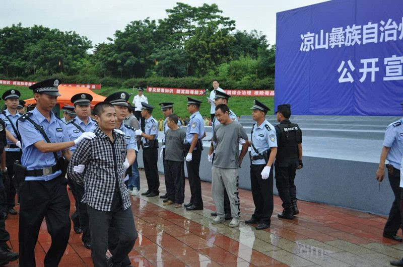 6月26日,國際禁毒日,涼山州中級人民法院在西昌,美姑兩地分別舉行公開