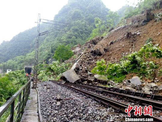 渝怀铁路重庆境内因突发水害中断行车