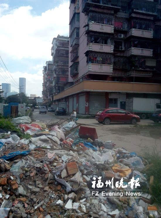 胡一晟 文/摄) 读者黄女士日前反映,仓山金浦小区外垃圾成山,堵在小区