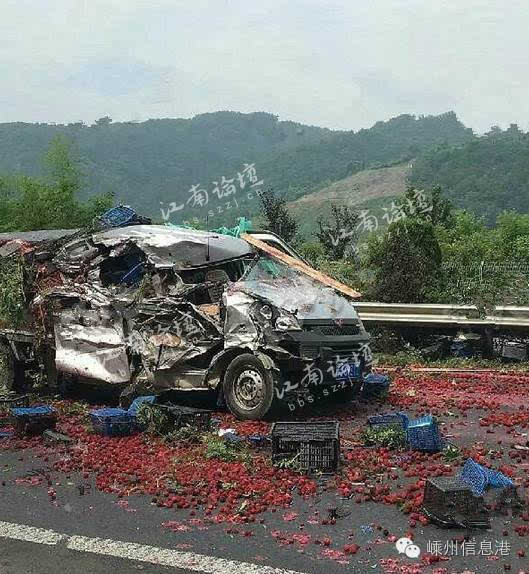 惊险!上三线嵊州屠家埠段刚发生严重车祸,血红一地