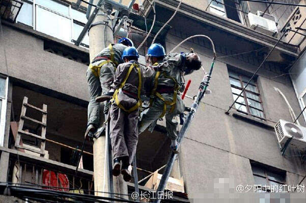 电力工人高空作业遭电击身亡 妻子痛哭流涕_手机搜狐网