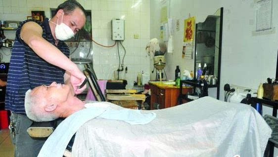 女理发师给男人刮脸图片
