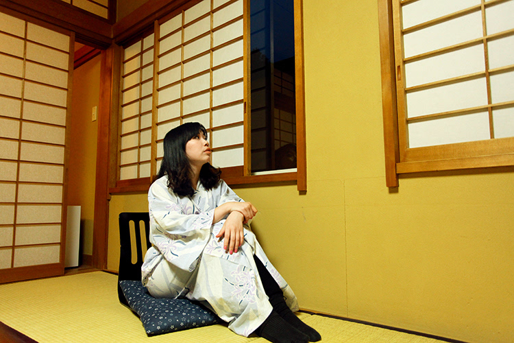 日式房中的家具都比较低矮,这是为了方便榻榻米的跪坐习惯,我们把相机