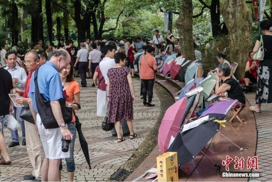 上海公园现相亲角 父母替子女打伞招亲