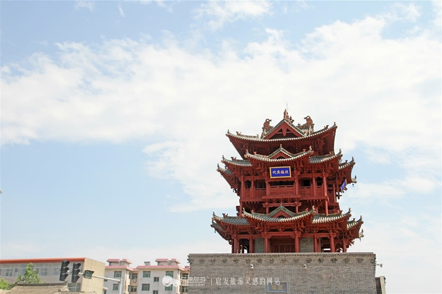 运城没有了城墙,但钟楼还在城边的悬崖上,还建有一座池神庙池神庙古