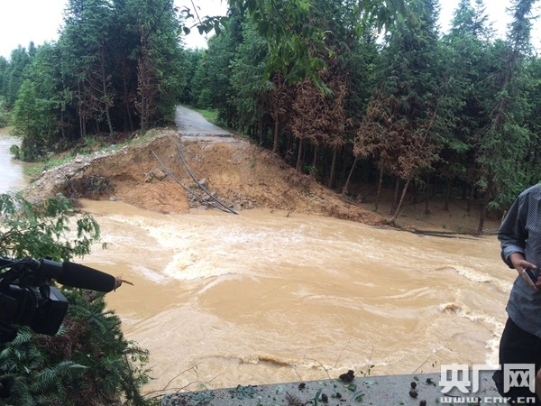 安徽东至:洪水肆虐堤坝决口 黄山武警驰援封堵(组图)