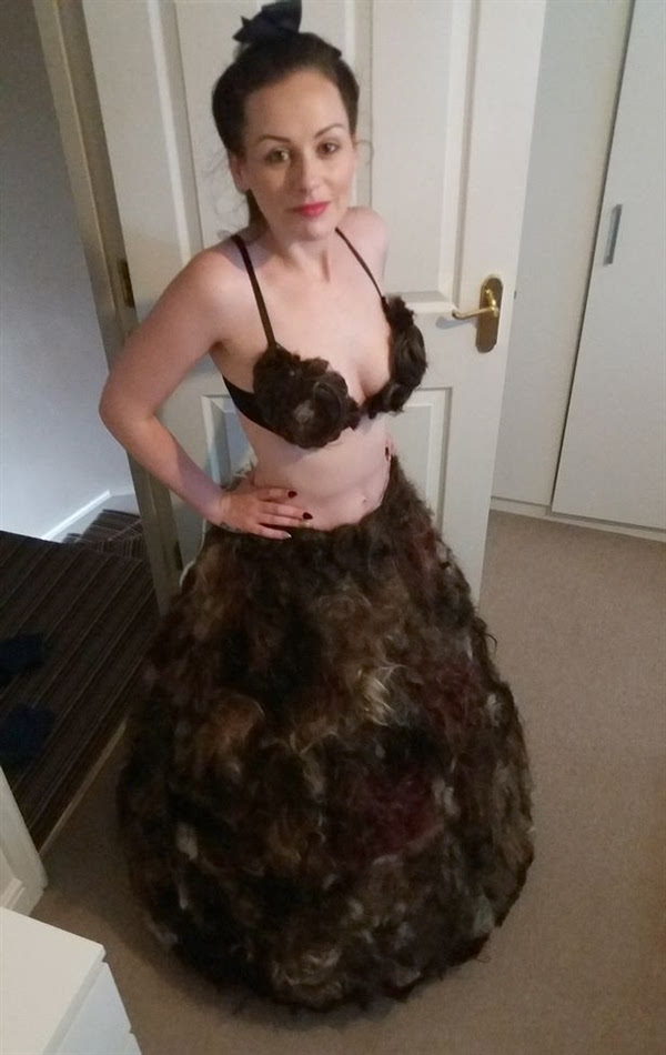 一英国女子征集网友毛发做了条裙子