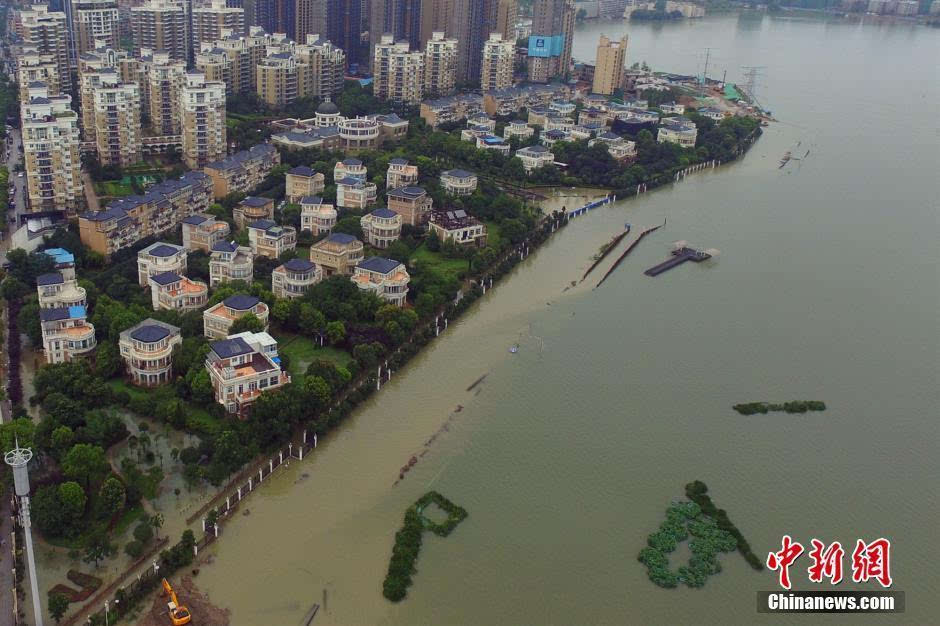 航拍武汉遭遇罕见大暴雨7月6日,受连续强降雨影响,武汉市区多路段渍水