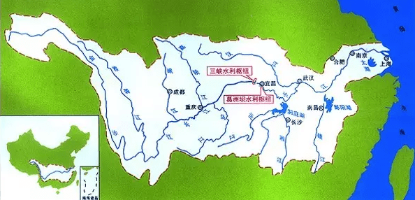三峡大坝,位于我国湖北省宜昌市境内,靠近长江上流,与下游的葛洲坝