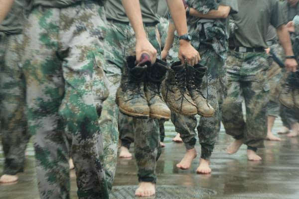 军人光脚训练图片
