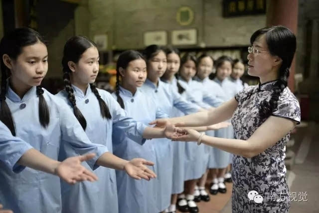 广州中学女生穿旗袍上学 回头率很高(组图)这些很养眼