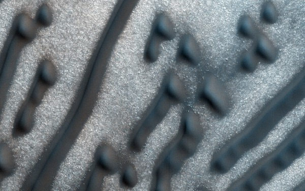 火星上特别的暗色沙丘看起来就像摩斯密码