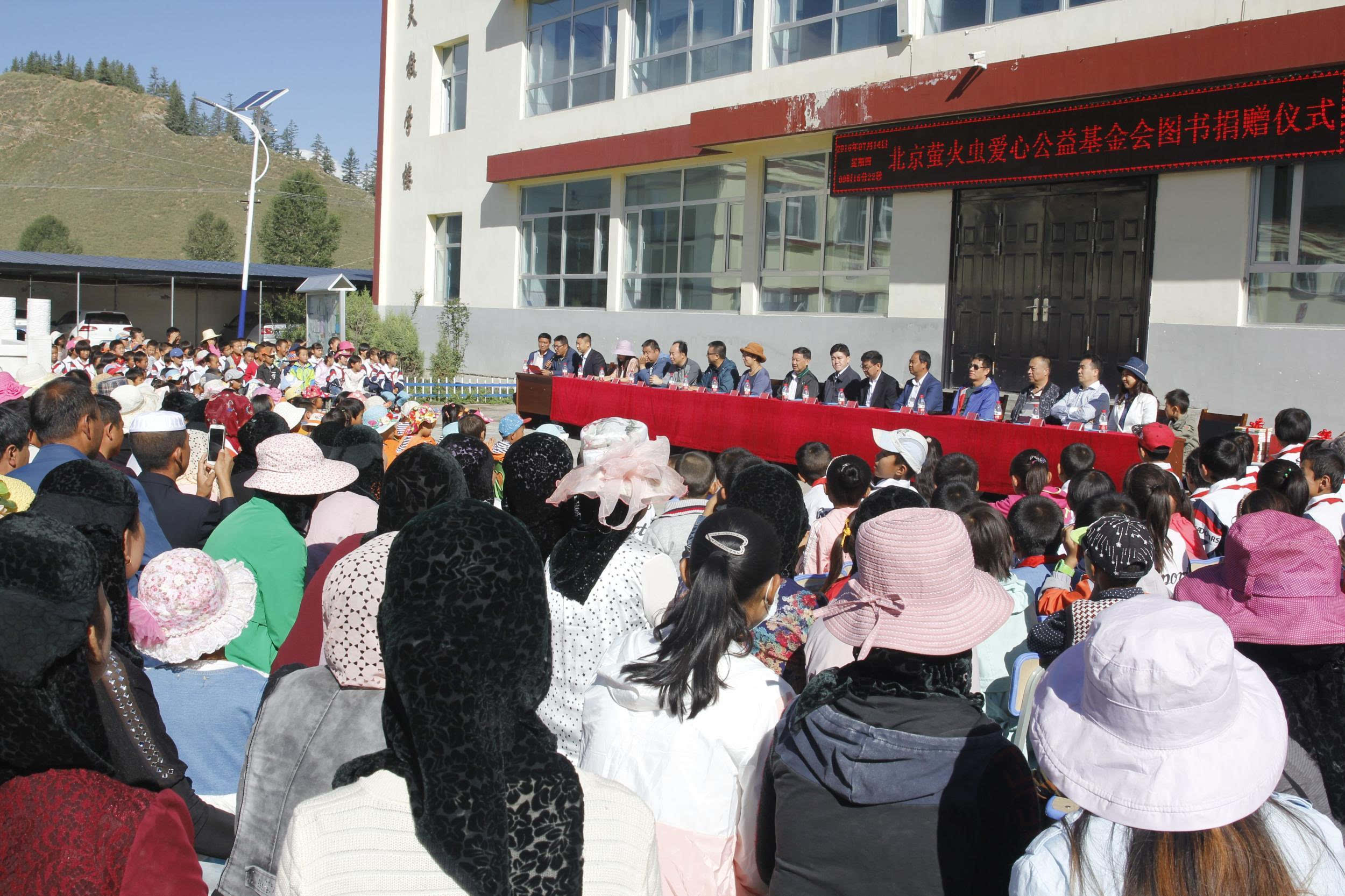 7月14日,在祁连县八宝镇寄宿制民族小学,坐满了拉洞,卡力岗,白土垭合