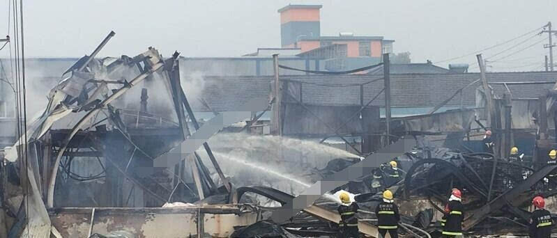 泰州一工厂锅炉爆炸厂房垮塌 现场惨烈2人被困跳河逃生