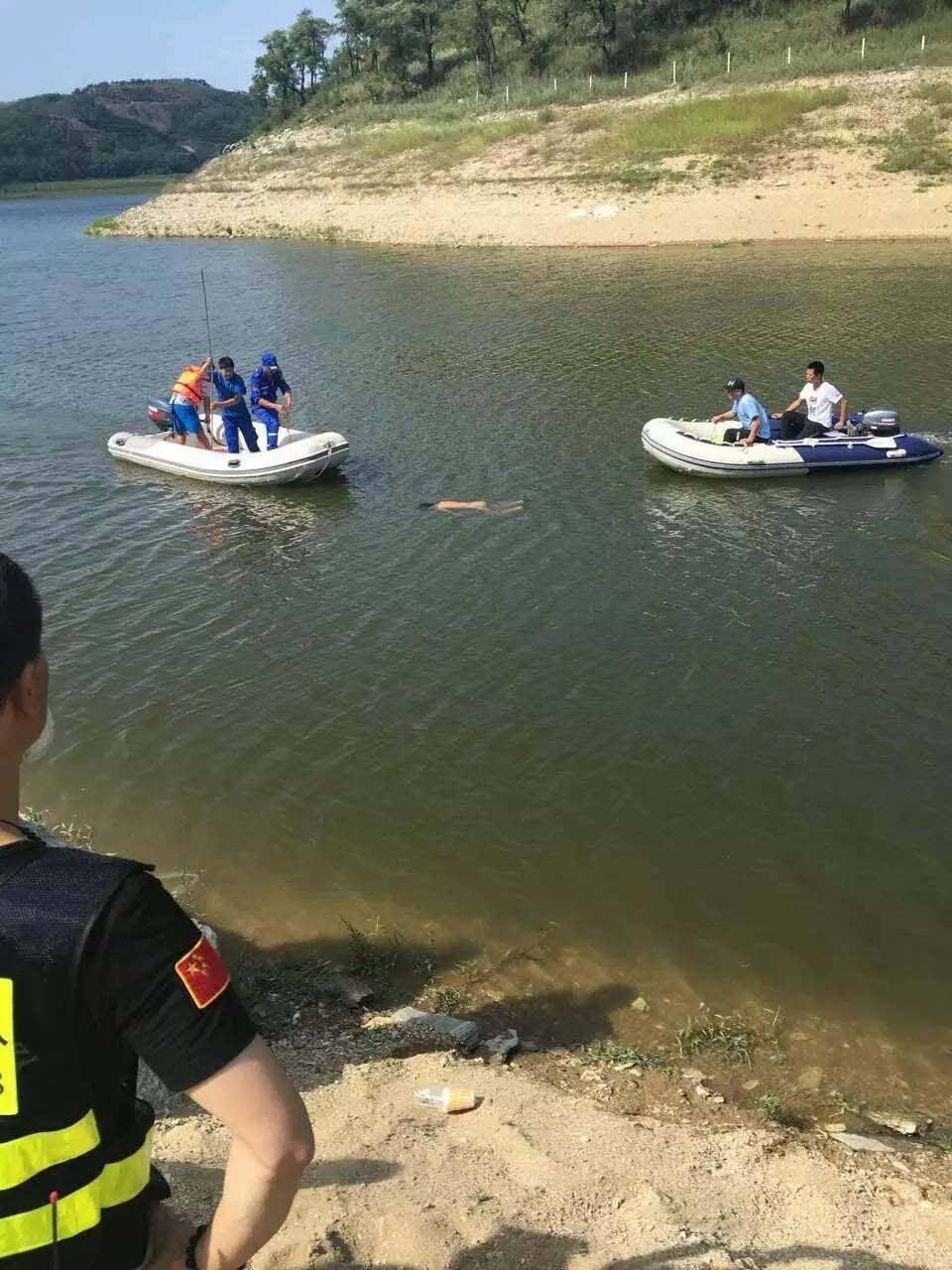 截至今天上午9時,4名溺水身亡少年的屍體均被找到,巨大的悲痛襲來