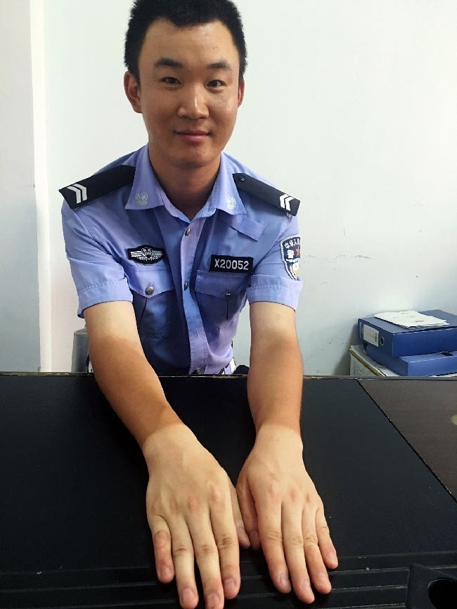 烈日下每天执勤5小时 交警晒出"白手套"网友感叹"太心疼"