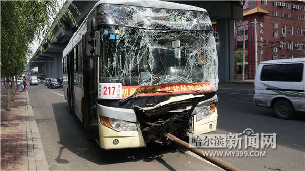 217路公交车刹车失灵 连撞3车多名乘客受伤