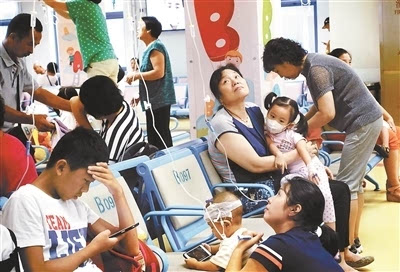 7月17日,北京儿童医院门诊楼,不少家长带着孩子在输液