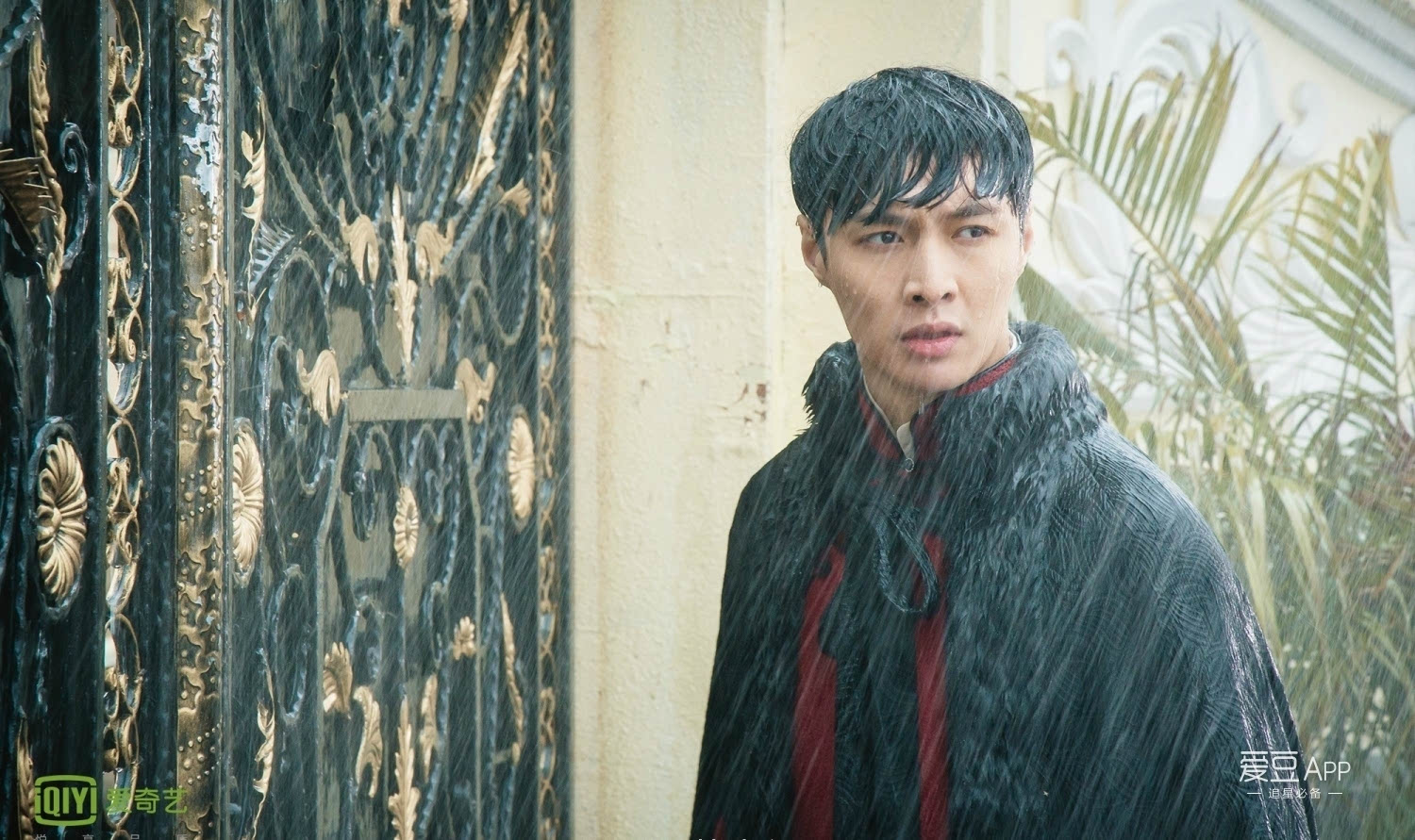 在昨晚更新的《老九门》中,张艺兴饰演的二月红为救丫头在大雨中向