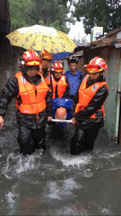 首都公安消防官兵第一時間投入抗洪搶險 參與搶險救災976起成功營救65