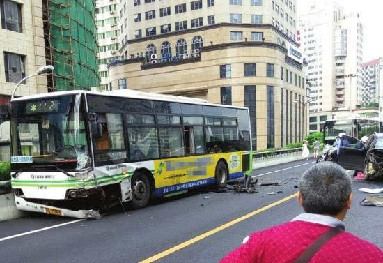 上海公交事故图片