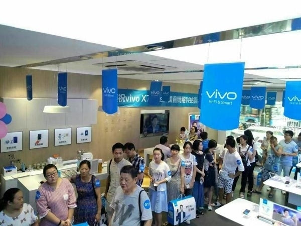 宋仲基代言vivo X7 Plus今日开卖：实体店队伍排到门外