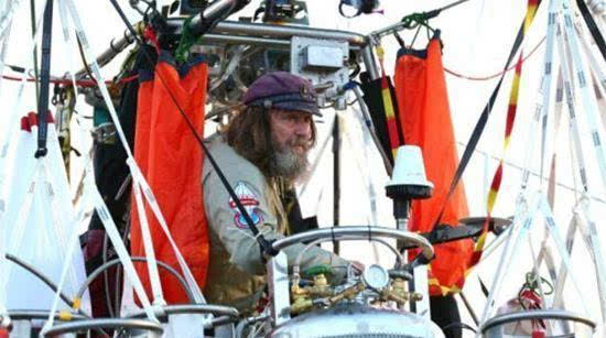 俄64岁探险家独自乘热气球11天环游地球 破世界纪录