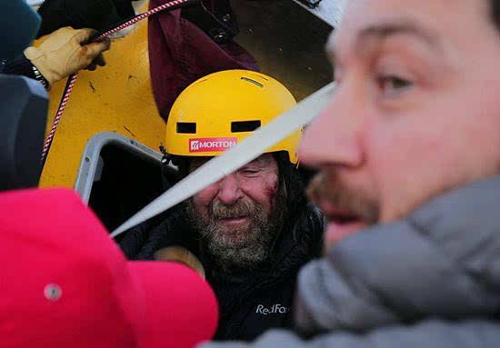 俄64岁探险家独自乘热气球11天环游地球 破世界纪录