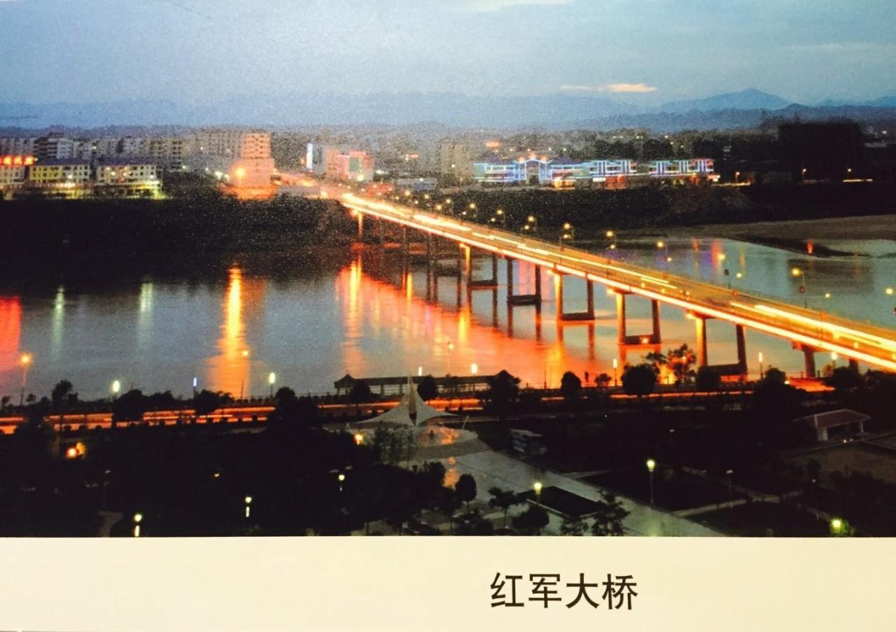 我站在江西于都的渡江大桥旁,于都河静静流淌,当地百姓说,80年前红军