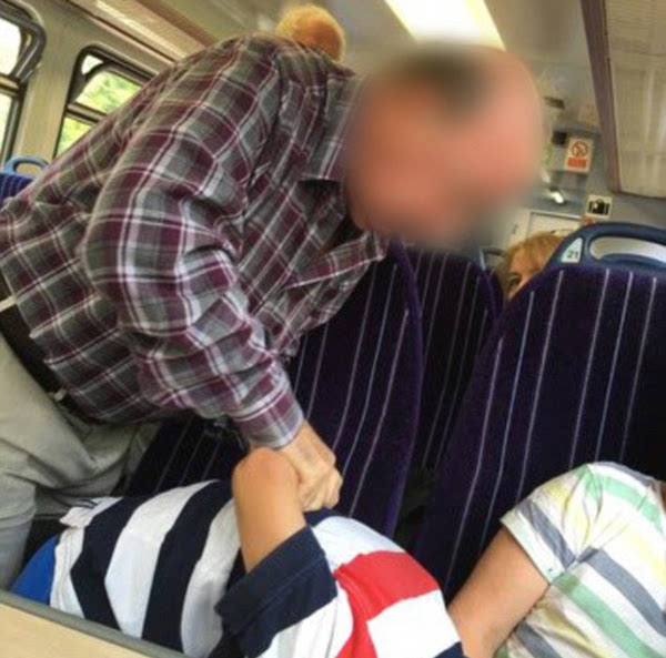 在英国一辆由克利斯罗开往维多利亚的火车上,一个老人把小男孩反扭