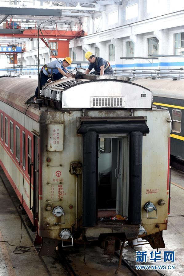 客车全数上线运行,郑州铁路局郑州车辆段检修车间空调机组的检修工人